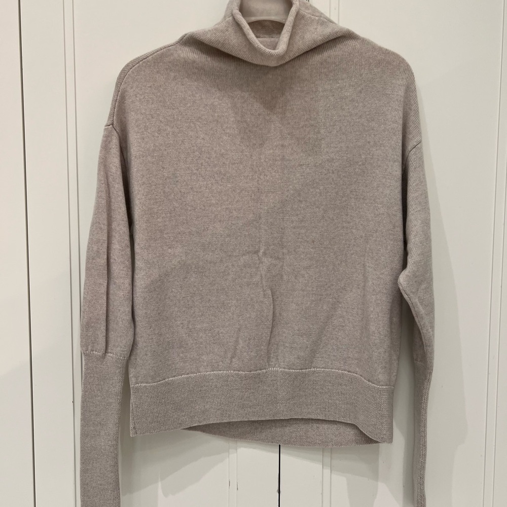 Wilfred - Cozy Beige Turtleneck Sweater
